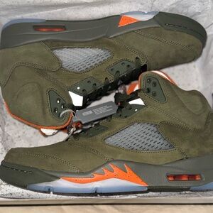 Jordan 5.    Men's Olive Green and Orange Sneakers